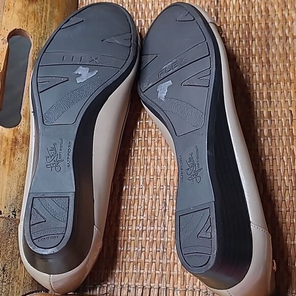 Life Stride soft system sz 8.5 patent leather slippers - Picture 7 of 15